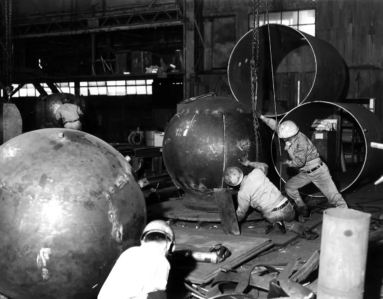 日本鏡板工業株式会社は創業以来50年以上、圧力容器用タンクに使われる 両端の蓋の部分を製作販売